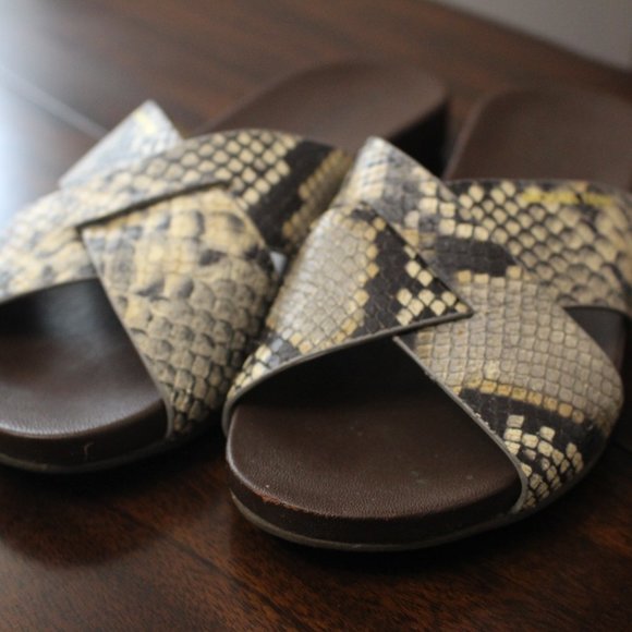 Micheal Kors Somerly Slide - Picture 2 of 5